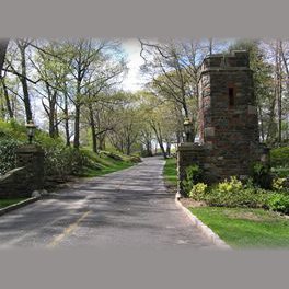 Entrance to Wing Foot golf club